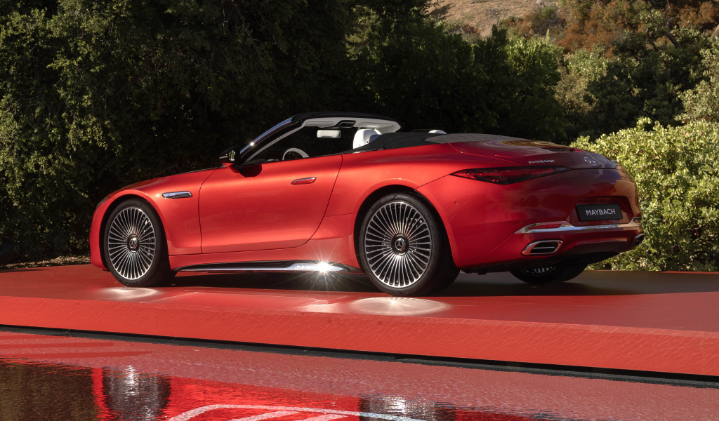 Вид сбоку на красный автомобиль Mercedes-Maybach SL 680 Monogram Series 2024  года