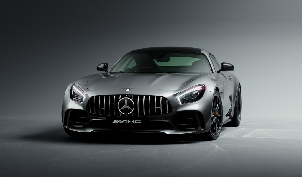 Серебристый автомобиль Mercedes-AMG GT R
