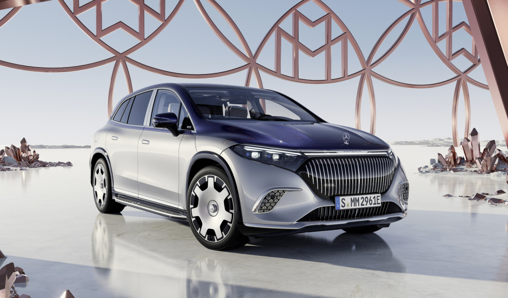 Серебристый автомобиль Mercedes Maybach EQS 680