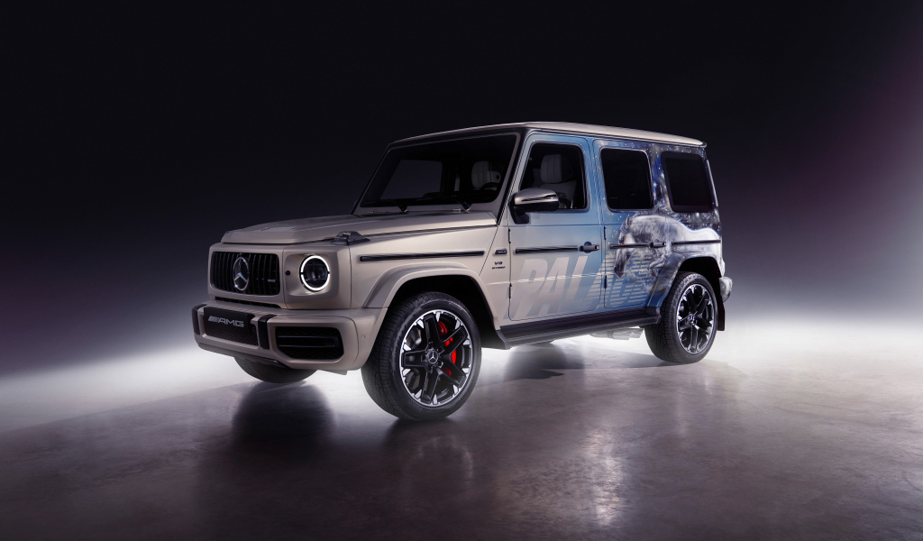Серебристый джип Mercedes-AMG G 63