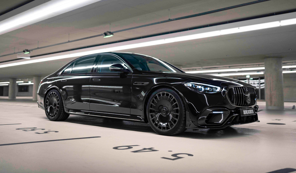 Стильный черный автомобиль Mercedes-AMG S 63 E Performance Brabus 930