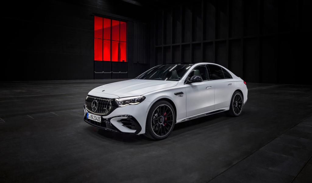 Белый автомобиль Mercedes-AMG E 53 HYBRID 4MATIC+ 2024 года на черном фоне
