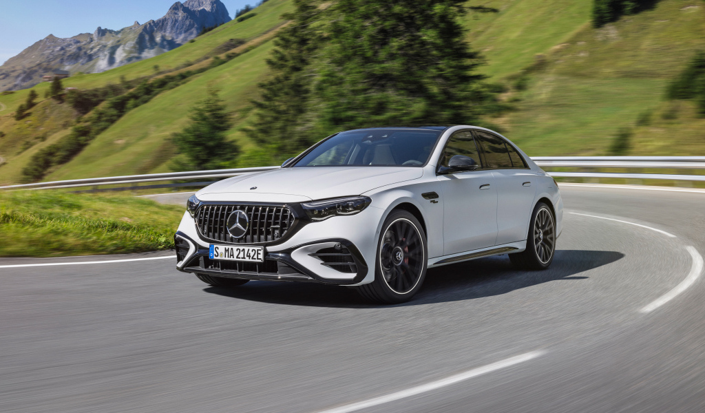 Белый автомобиль Mercedes-AMG E 53 HYBRID 4MATIC+ 2024 года на дороге