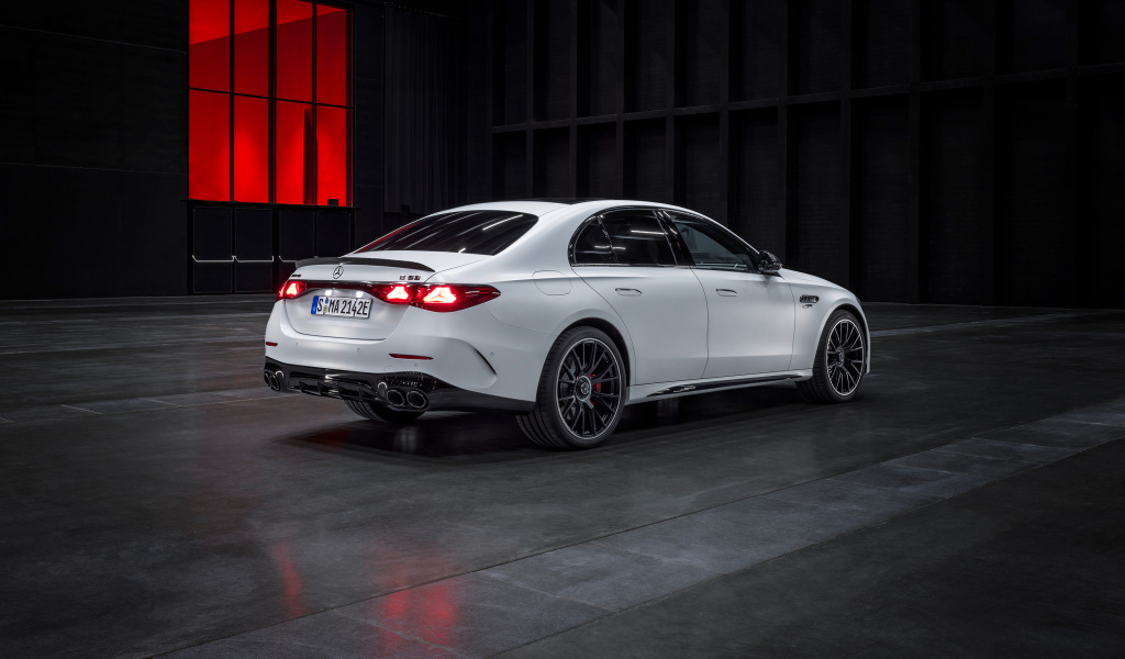 Белый автомобиль Mercedes-AMG E 53 HYBRID 4MATIC+ 2024  года вид сзади