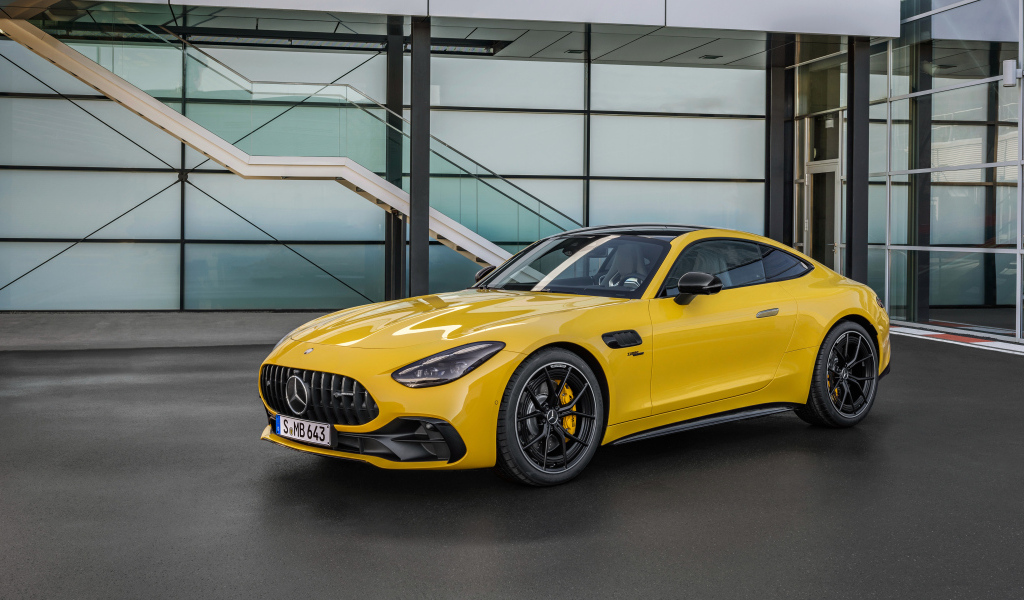Желтый автомобиль Mercedes-AMG GT 43 Coupe 2024 года