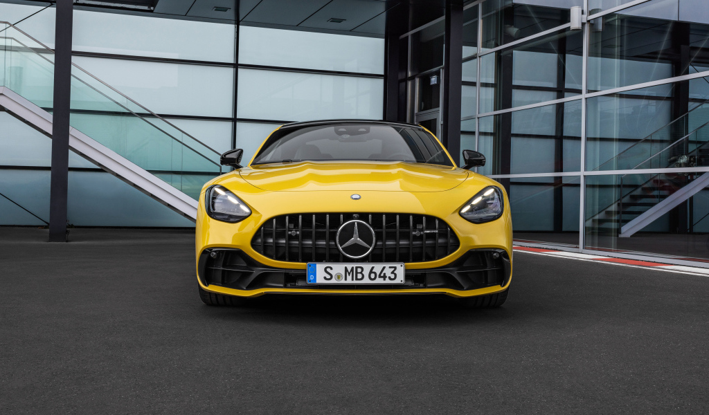 Желтый автомобиль Mercedes-AMG GT 43 Coupe 2024 года вид спереди