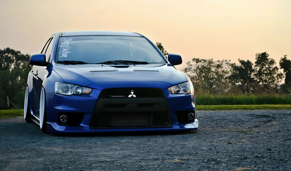 Синий автомобиль Mitsubishi Lancer Evo JDM