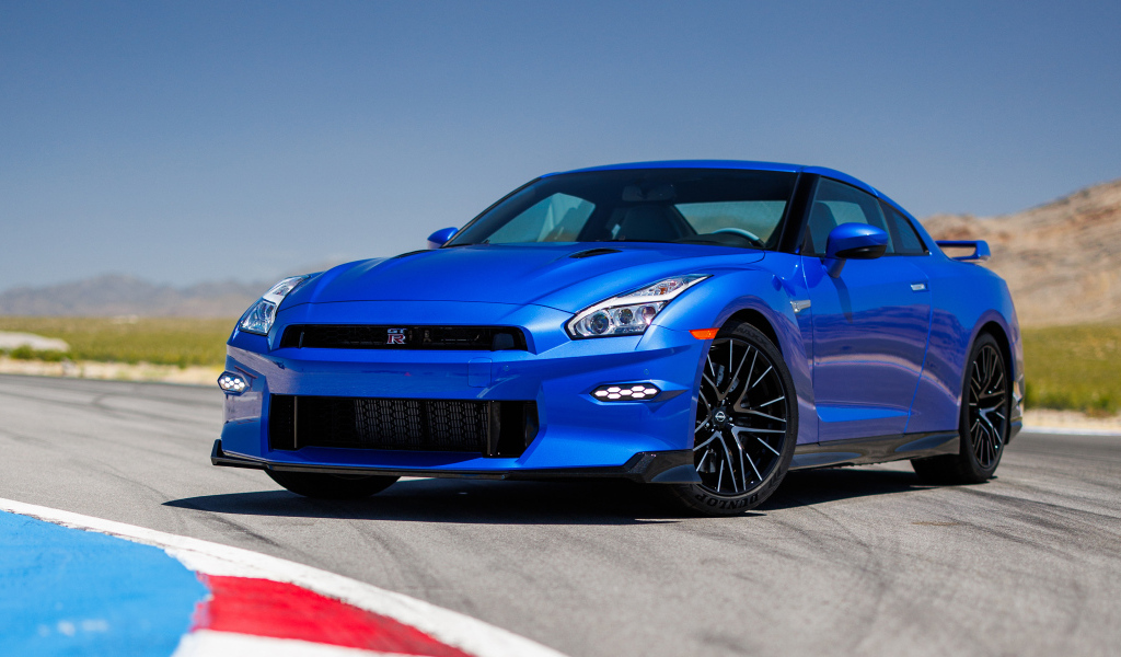 Синий автомобиль Nissan GT-R Skyline Edition 2024 года