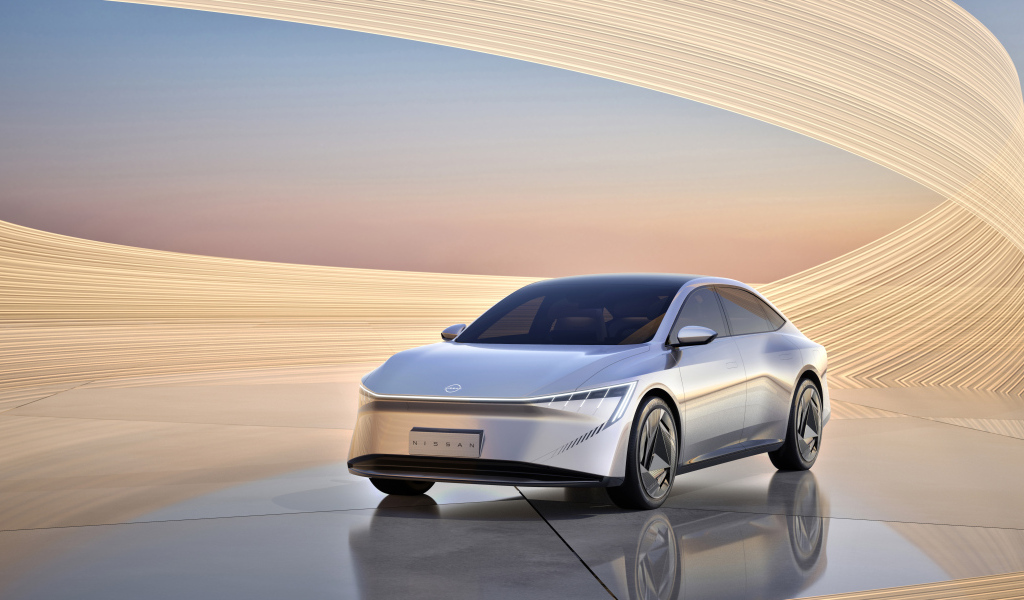 Серебристый Nissan Evo Concept 2024 года