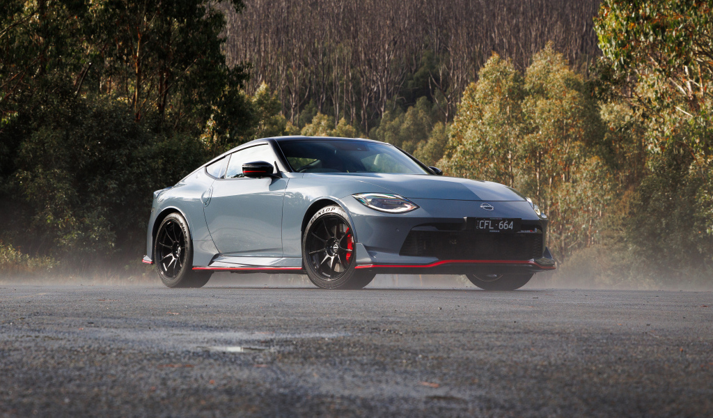 Серебристый автомобиль Nissan Z Nismo 2024 года