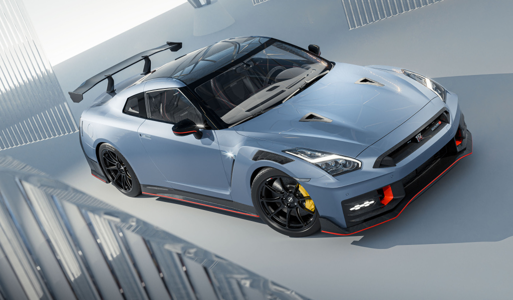 Серебристый автомобиль  Nissan GT-R Nismo