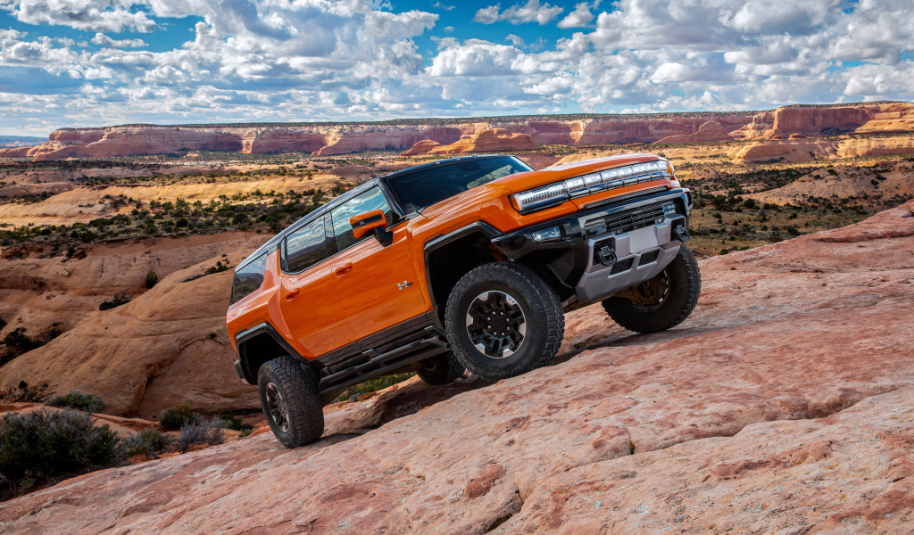 Большой GMC Hummer EV 2024 года в горах