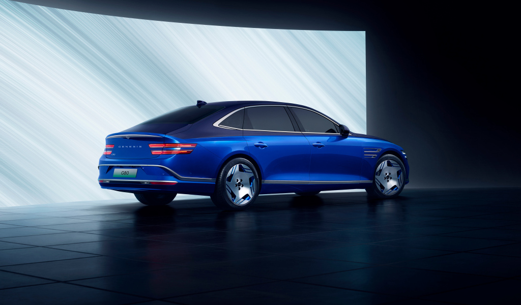 Синий автомобиль Genesis Electrified G80 2024 года вид сзади