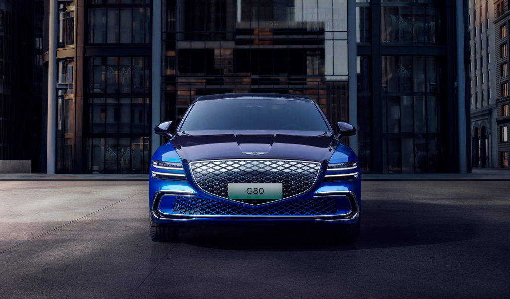 Синий автомобиль Genesis Electrified G80 2024 вид спереди