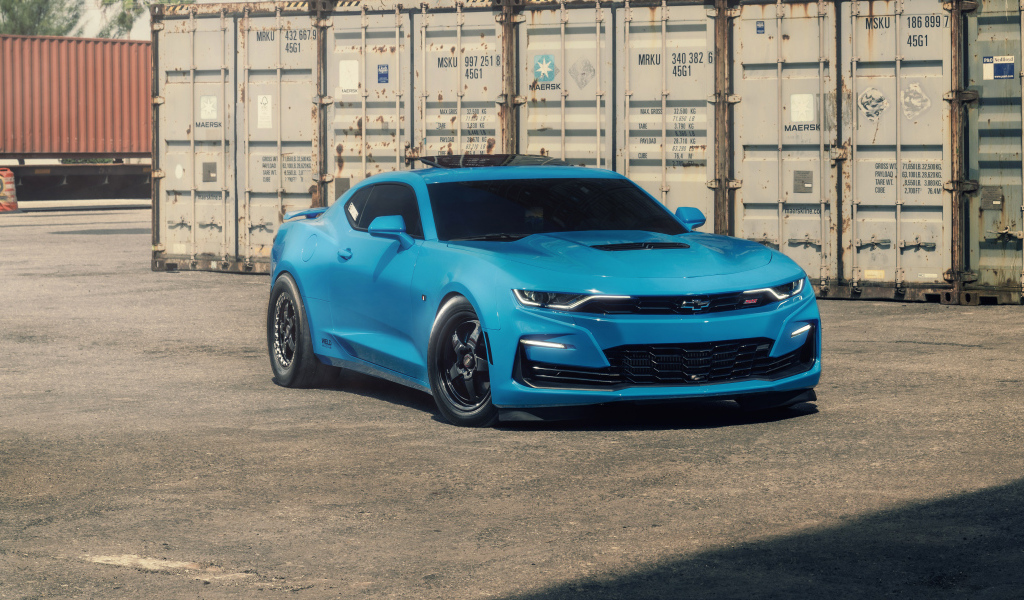 Голубой Customs Blue Chevy Camaro в порту