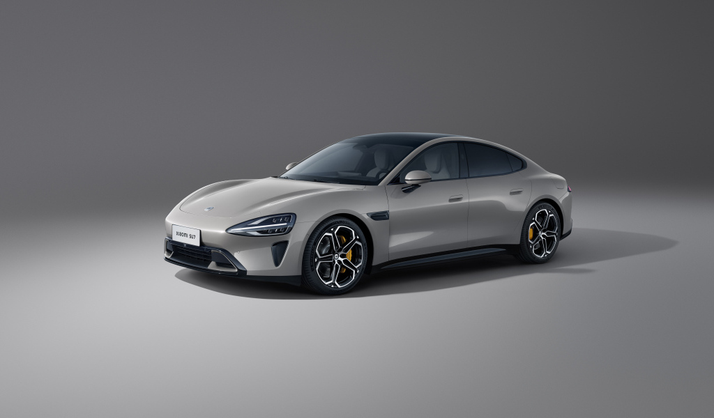 Серый автомобиль Xiaomi SU7 2024 года