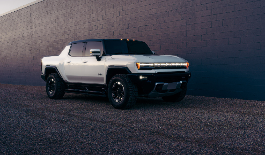 Большой стильный Hummer EV  у стены