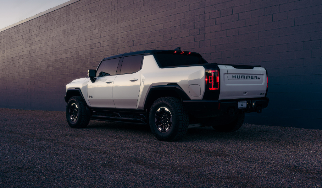 Вид сзади на автомобиль Hummer EV  2024 года