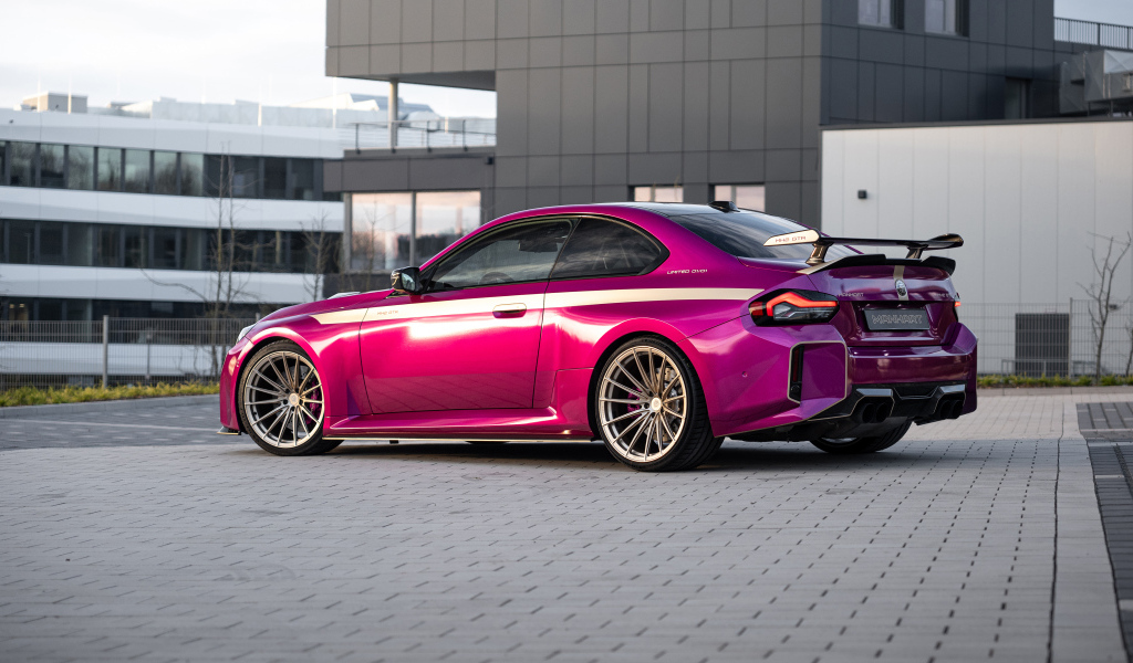Вид сзади на розовый автомобиль Manhart MH2 GTR II 2024 года