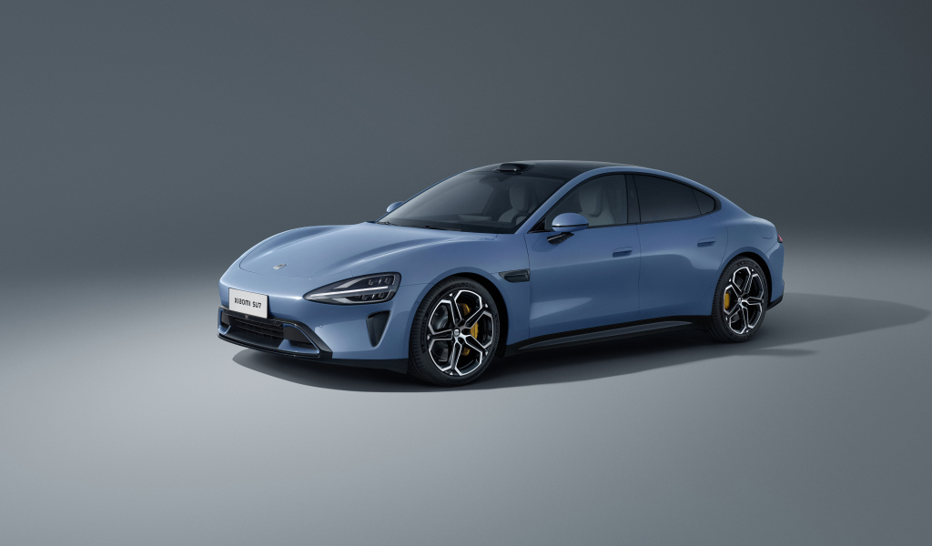 Автомобиль Xiaomi SU7 Max 2024 года на сером фоне