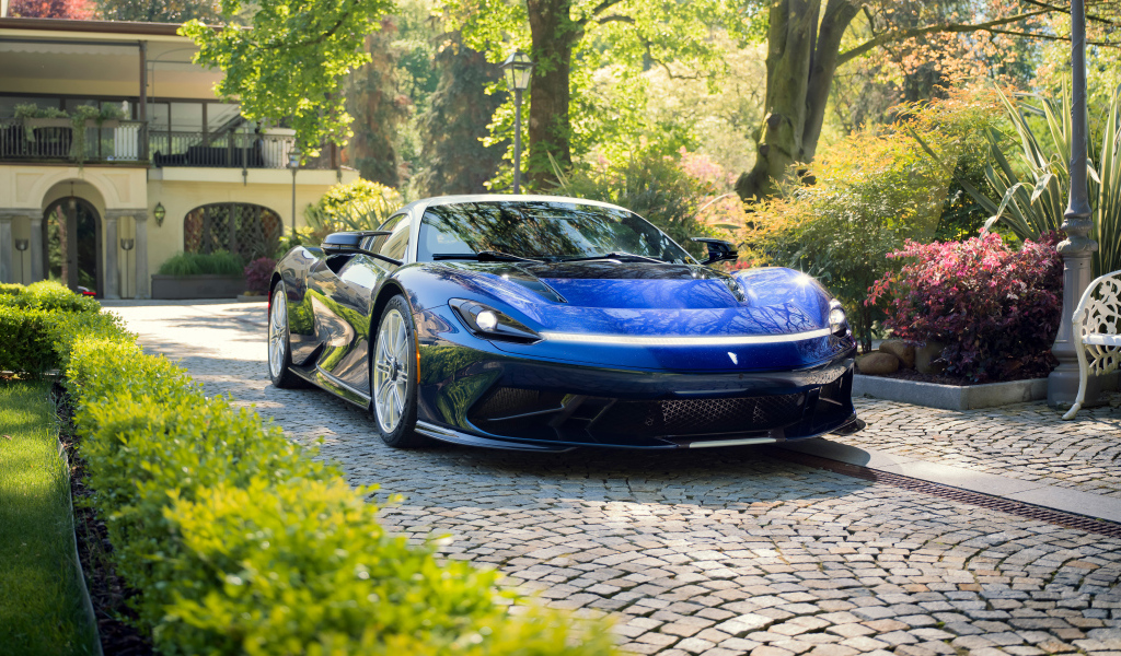 Синий спортивный автомобиль Pininfarina Battista Cinquanta cinque 2024