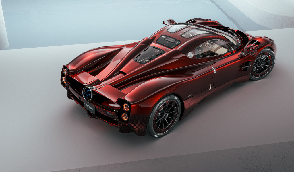 Вид сзади на красный автомобиль Pagani Utopia
