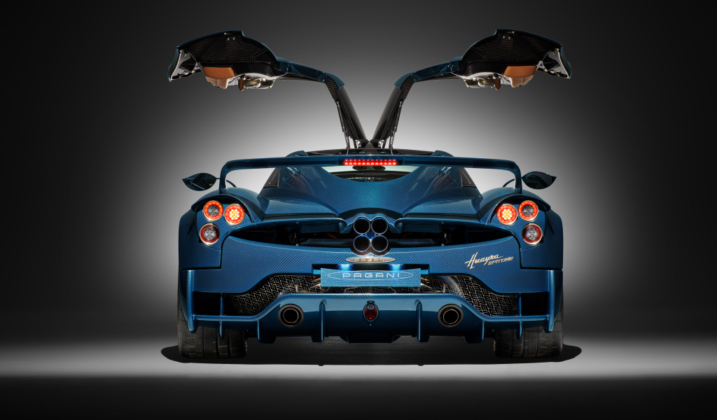 Вид сзади на автомобиль Pagani Huayra Epitome 2024 года с открытыми дверями
