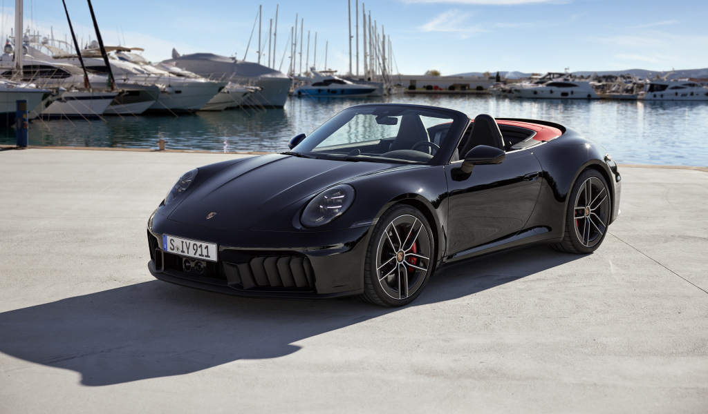 Автомобиль Porsche 911 Carrera GTS Cabriolet 2024 года на пристани