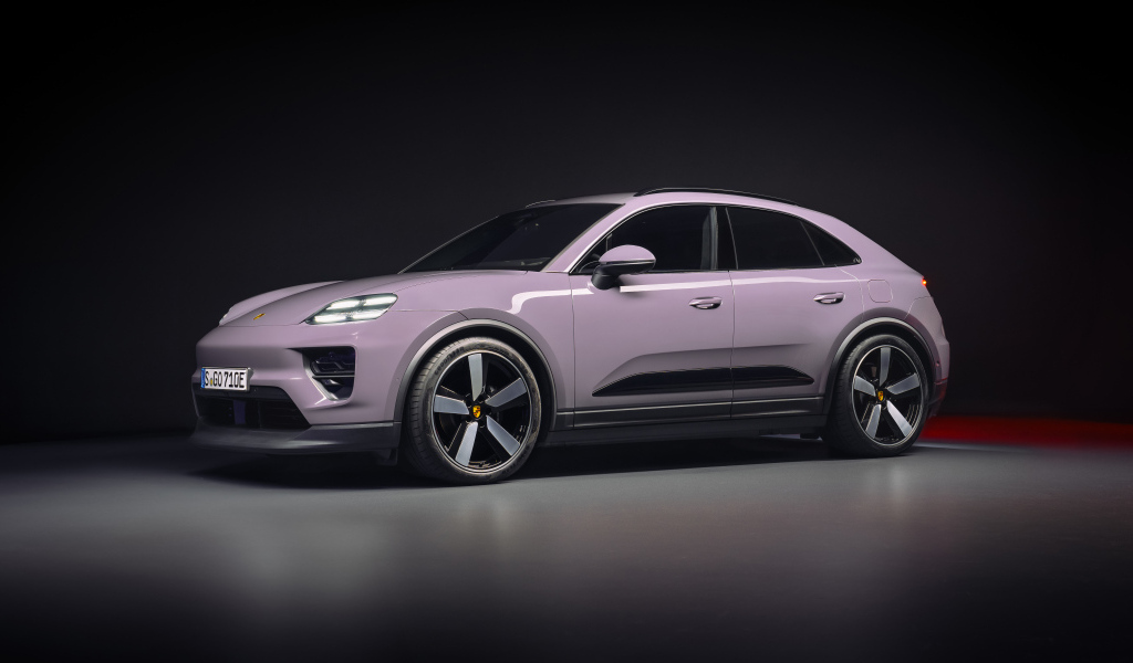 Автомобиль Porsche Macan 4 2024 года на черном фоне