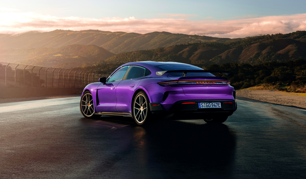 Автомобиль Porsche Taycan Turbo GT Weissach Package 2024 года вид сзади