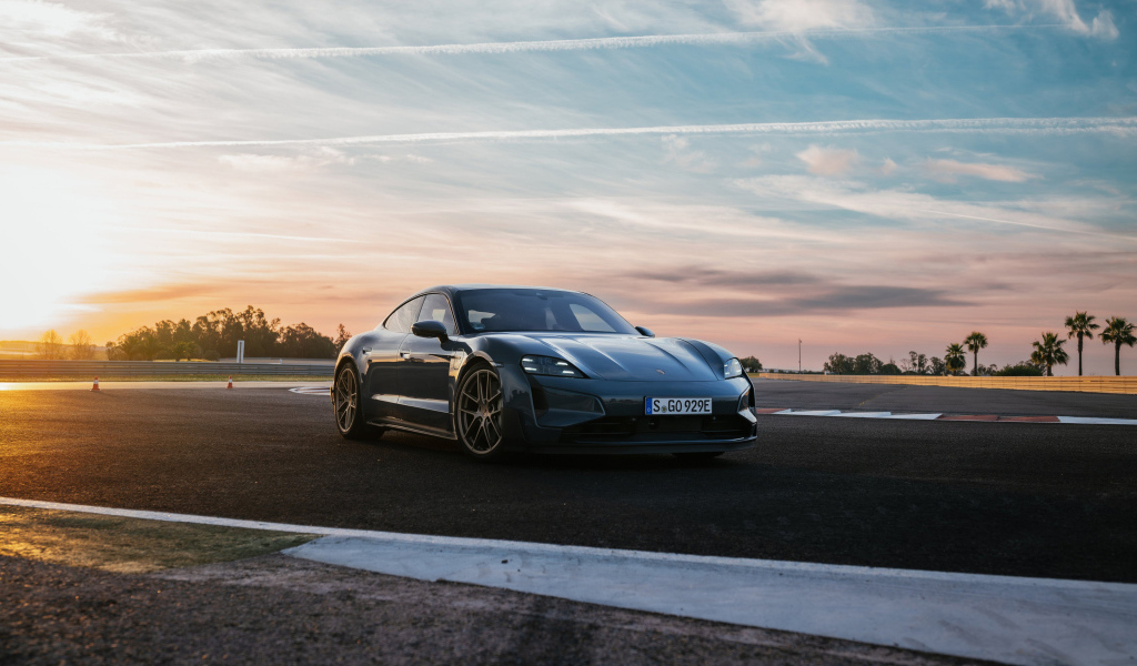 Автомобиль Porsche Taycan Turbo GT 2024 года на фоне неба