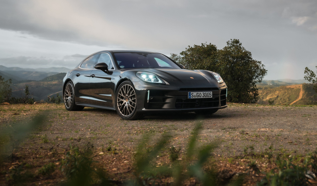Черный автомобиль Porsche Panamera 2024 года