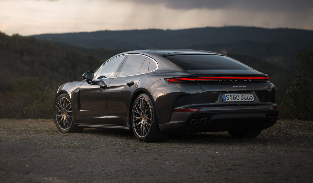 Черный автомобиль Porsche Panamera 2024 года вид сзади