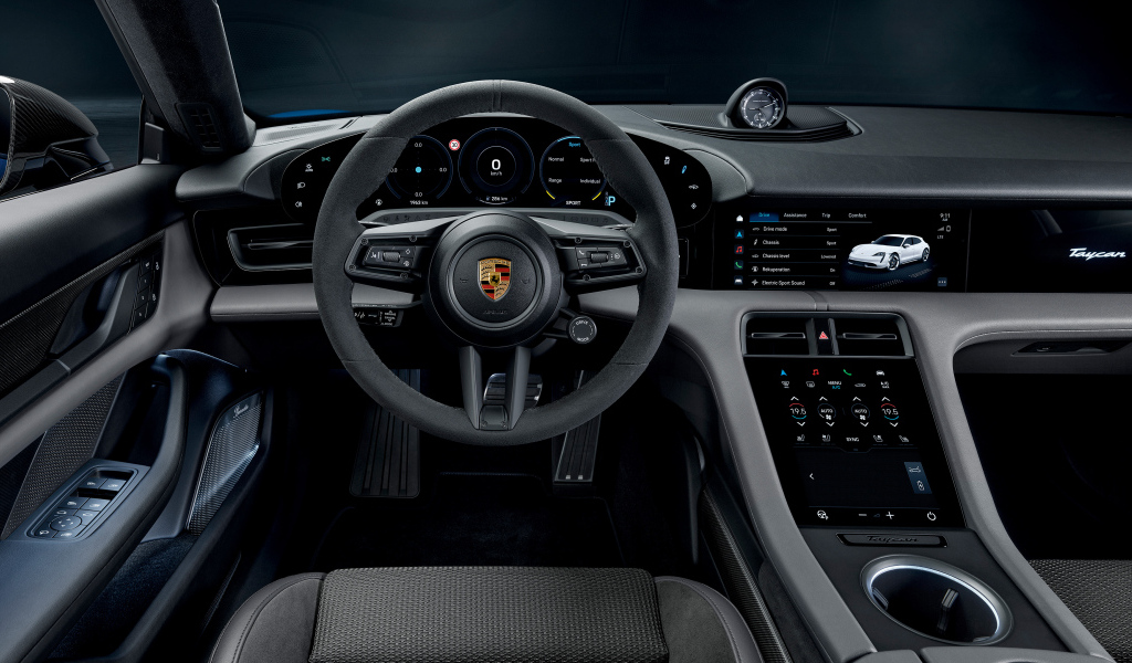 Черный салон автомобиля Porsche Taycan Turbo S