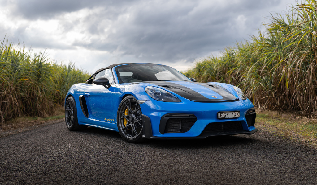 Голубой автомобиль Porsche 718 Spyder RS Weissach Package 2024 года