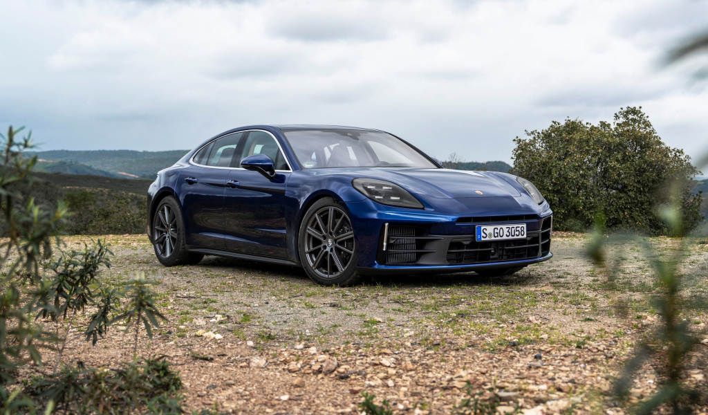 Синий автомобиль Porsche Panamera 4 2024 года