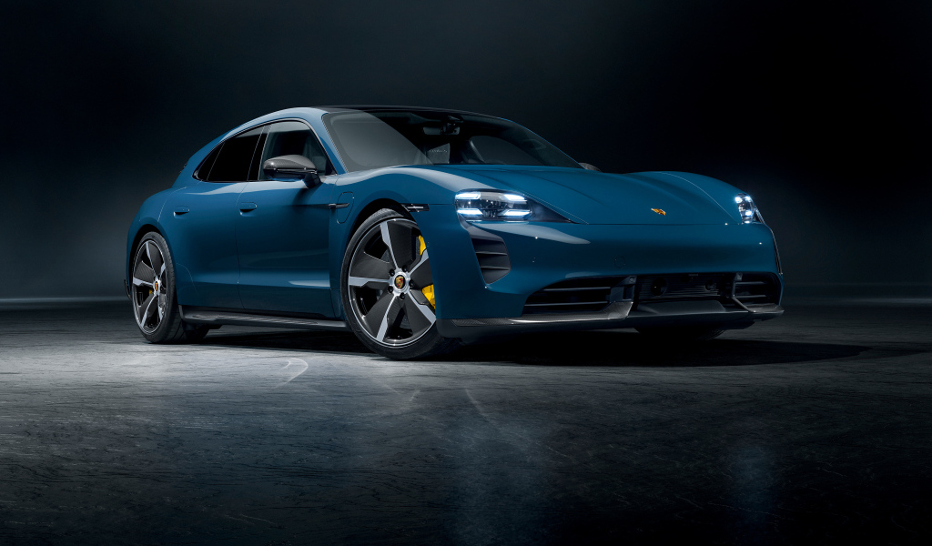 Синий автомобиль Porsche Taycan Turbo S
