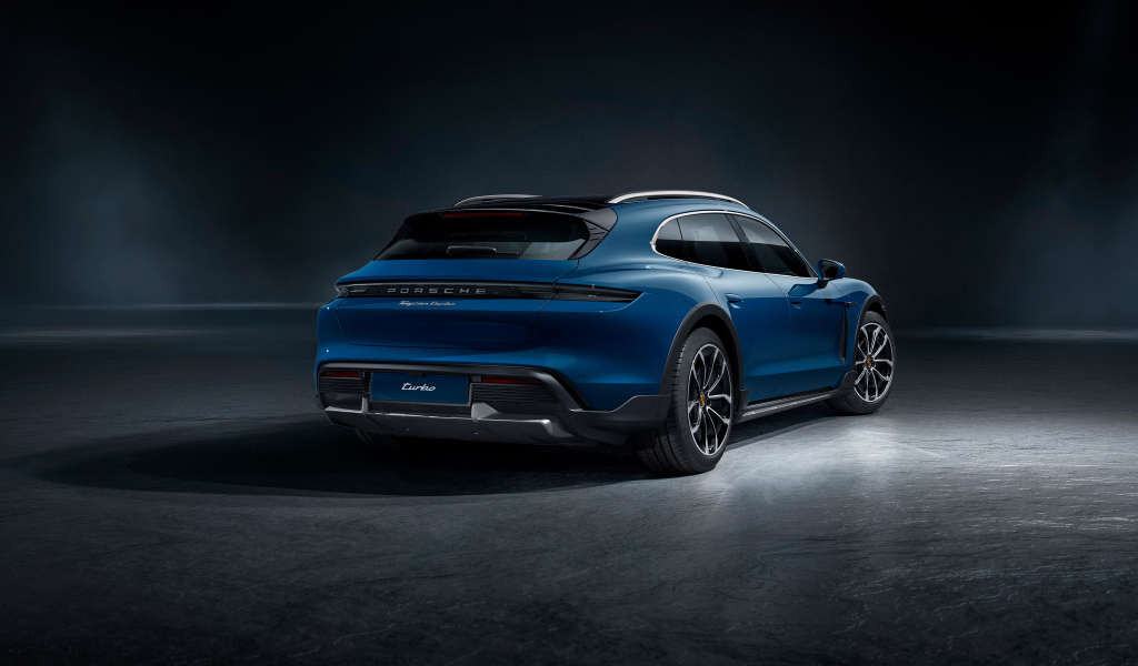 Синий автомобиль Porsche Taycan Turbo вид сзади