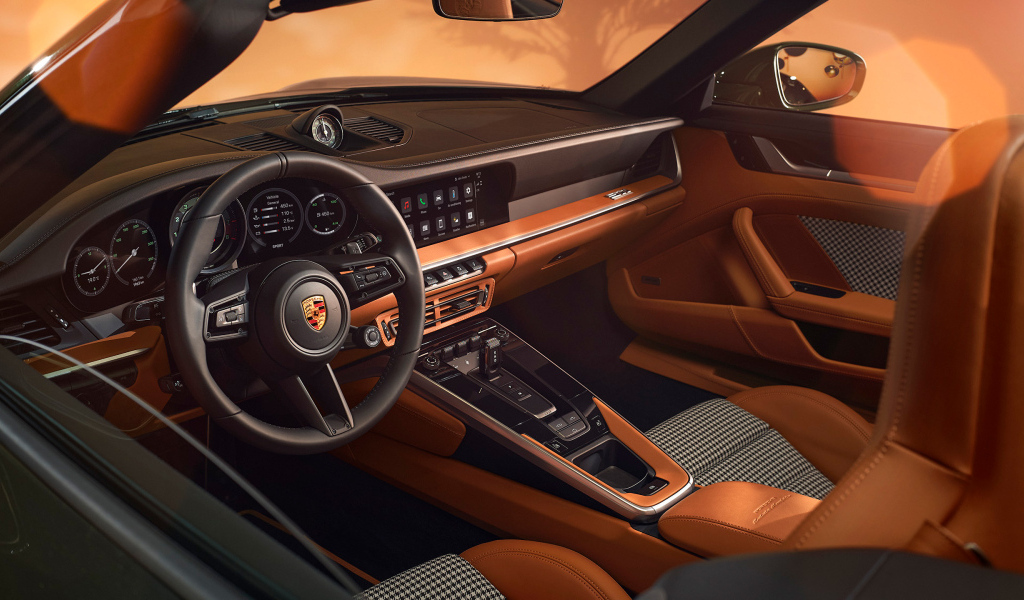 Коричневый кожаный салон автомобиля Porsche 911 Turbo S Cabriolet