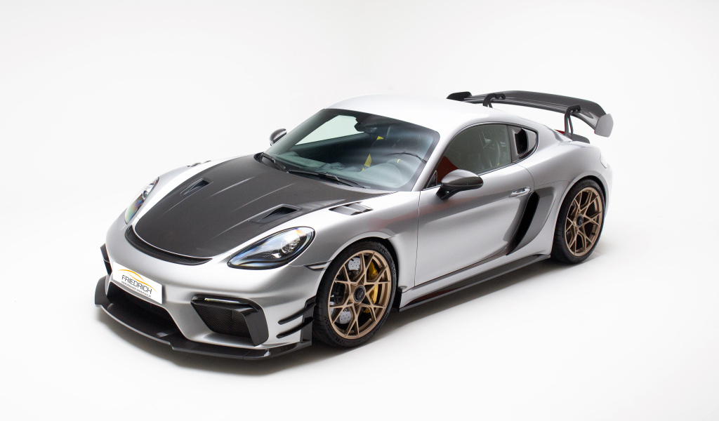 Быстрый Porsche 718 Cayman GT4 RS на белом фоне