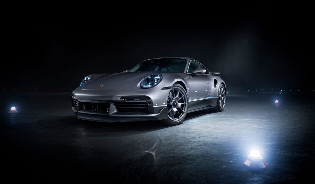 Быстрый серебристый автомобиль Porsche 911 Turbo S
