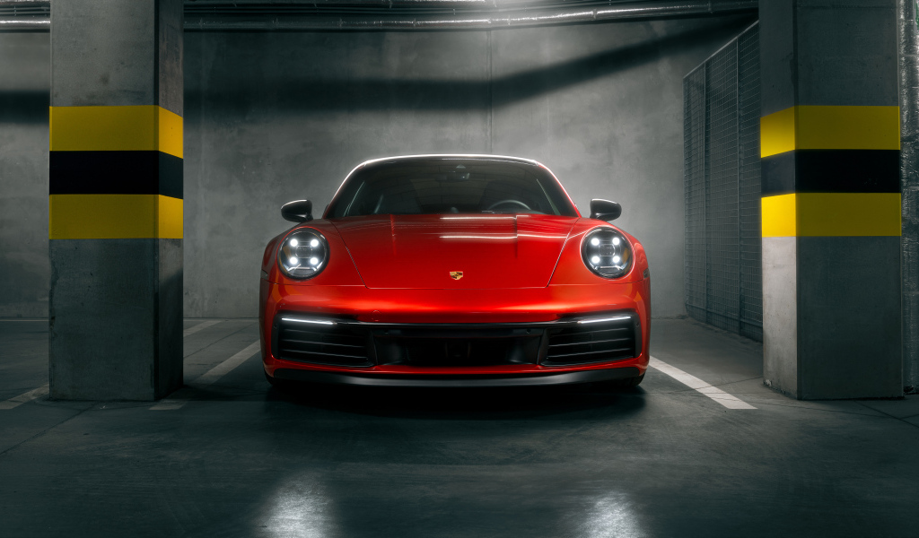 Вид спереди на красный автомобиль Porsche 911 Carrera S