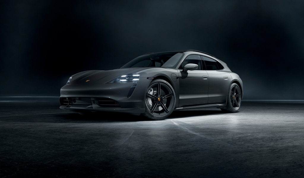 Серый автомобиль Porsche Taycan вид спереди