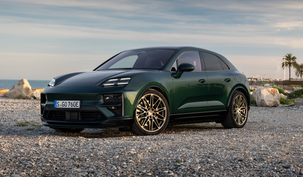 Зеленый автомобиль Porsche Macan Turbo 2024 года