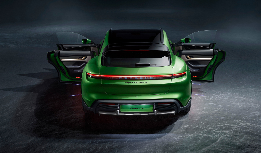 Зеленый автомобиль Porsche Taycan Turbo S вид сзади