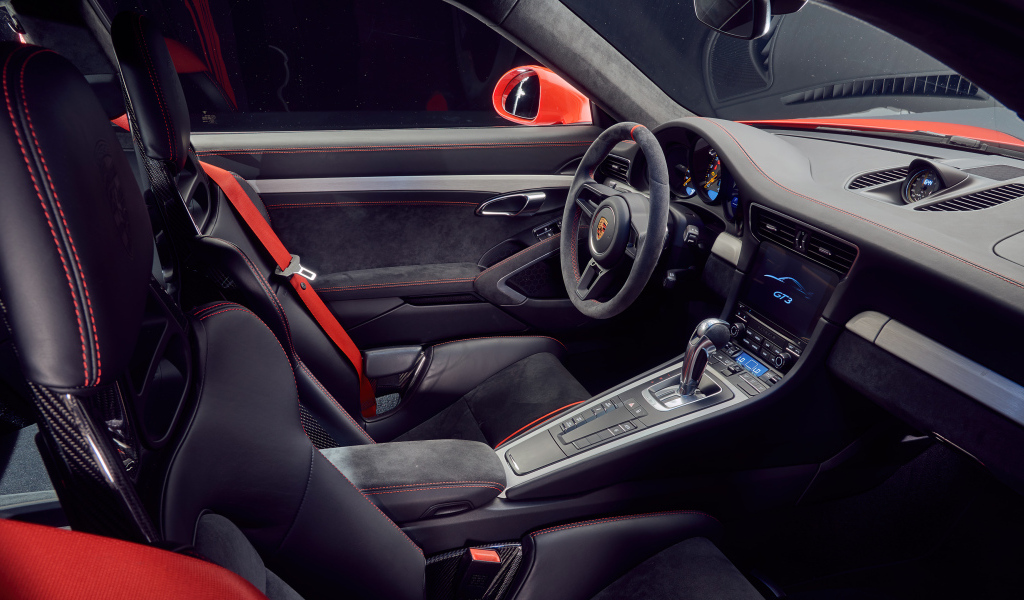 Салон спортивного автомобиля Porsche 911 GT3