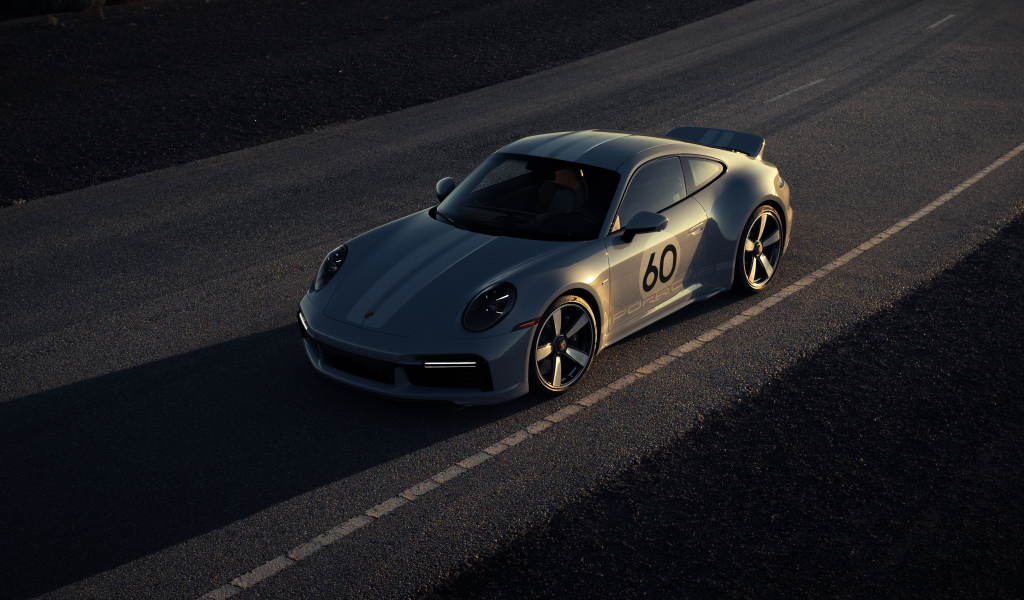 Гоночный автомобиль Porsche 911 Sport Classic на трассе