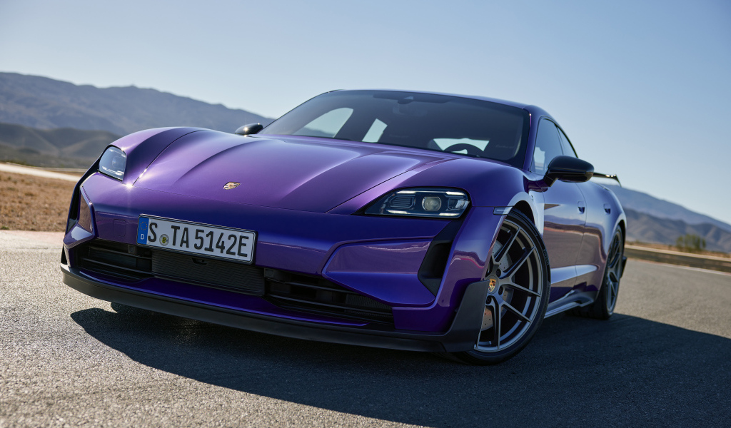 Фиолетовый автомобиль  Porsche Taycan Turbo GT Weissach Package 2024 года