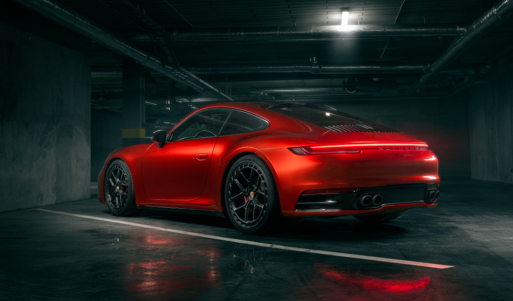 Вид сзади на красный автомобиль Porsche 911 Carrera S
