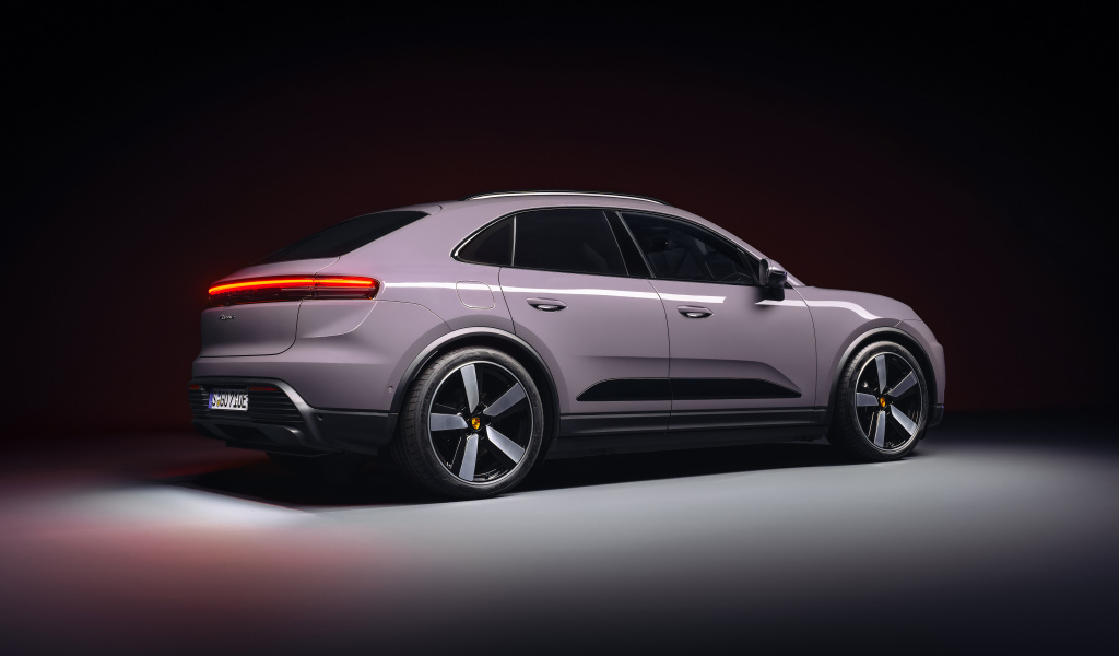 Вид сзади на автомобиль Porsche Macan 4 2024 года